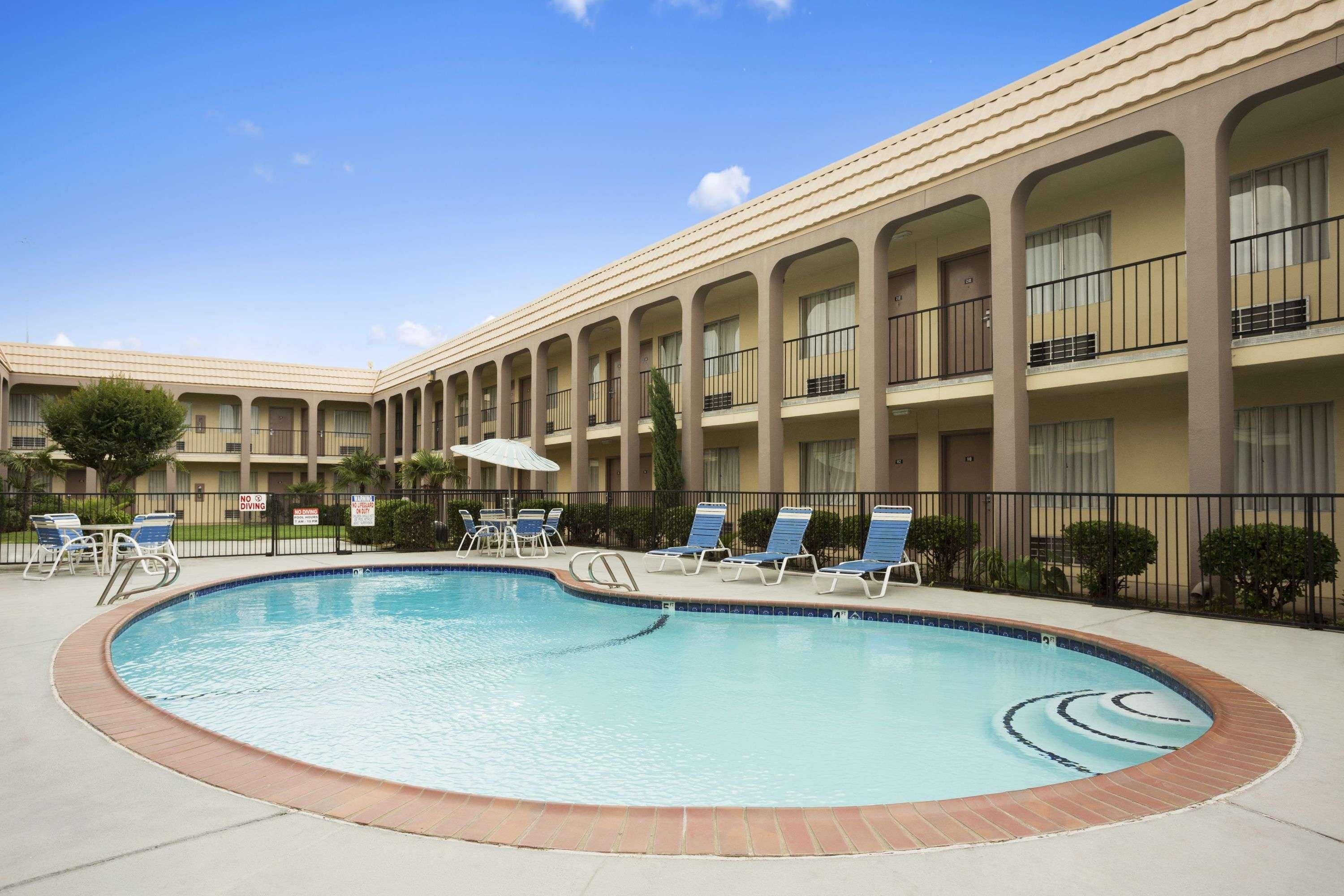 Days Inn By Wyndham Dallas Irving Esterno foto